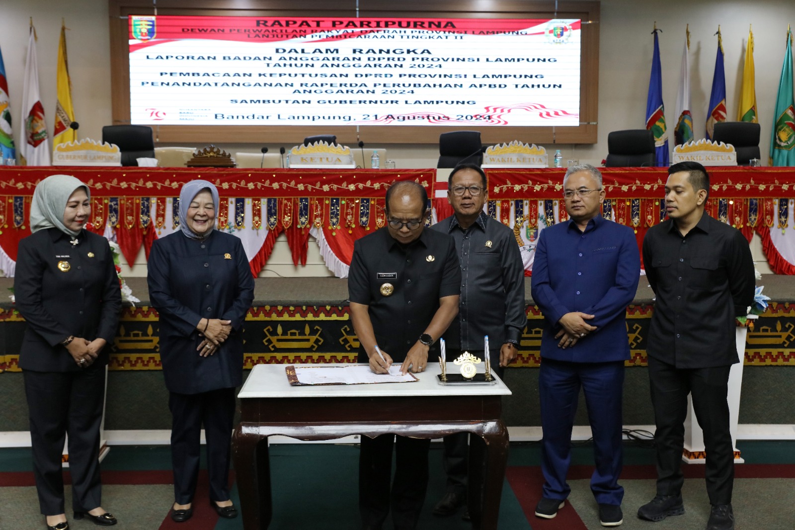 Pj. Gubernur Samsudin dan Pimpinan DPRD Tandatangani Raperda Perubahan APBD Lampung Tahun 2024, Disepakati Pendapatan Daerah Rp8,561 Triliun dan Belanja Daerah Rp8,686 Triliun