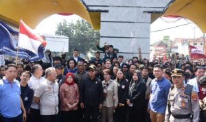 Unsur Pimpinan dan Anggota DPRD Fraksi PDI Perjuangan Temui Massa Aksi di Halaman Kantor DPRD Lampung