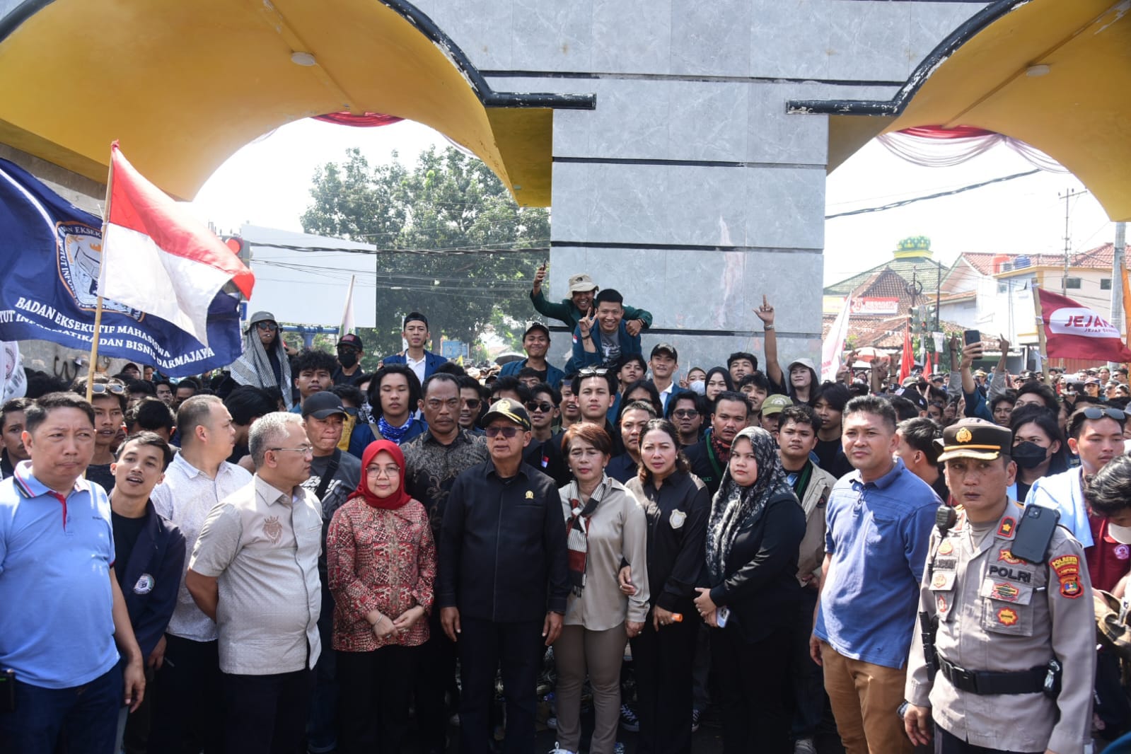 Unsur Pimpinan dan Anggota DPRD Fraksi PDI Perjuangan Temui Massa Aksi di Halaman Kantor DPRD Lampung