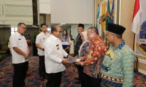 Pj. Gubernur Samsudin Serahkan Tali Asih kepada ASN di Lingkungan Pemprov Lampung yang Memasuki Masa Purnabakti Periode Mei -Agustus 2024