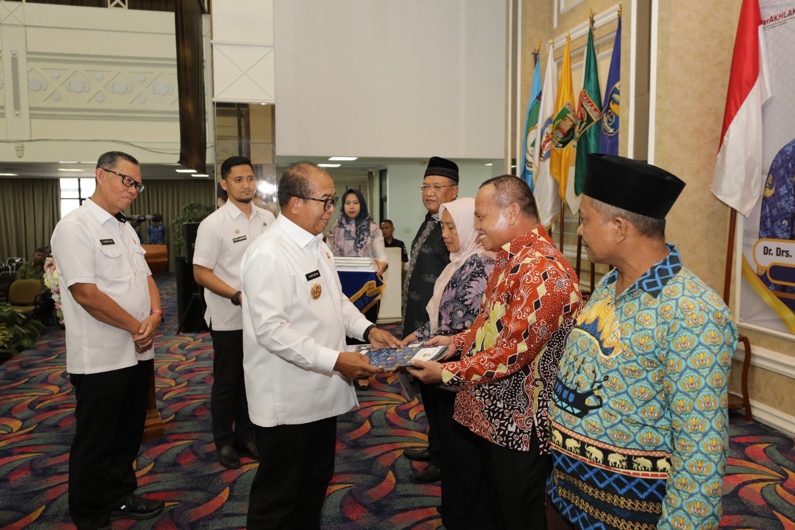 Pj. Gubernur Samsudin Serahkan Tali Asih kepada ASN di Lingkungan Pemprov Lampung yang Memasuki Masa Purnabakti Periode Mei -Agustus 2024