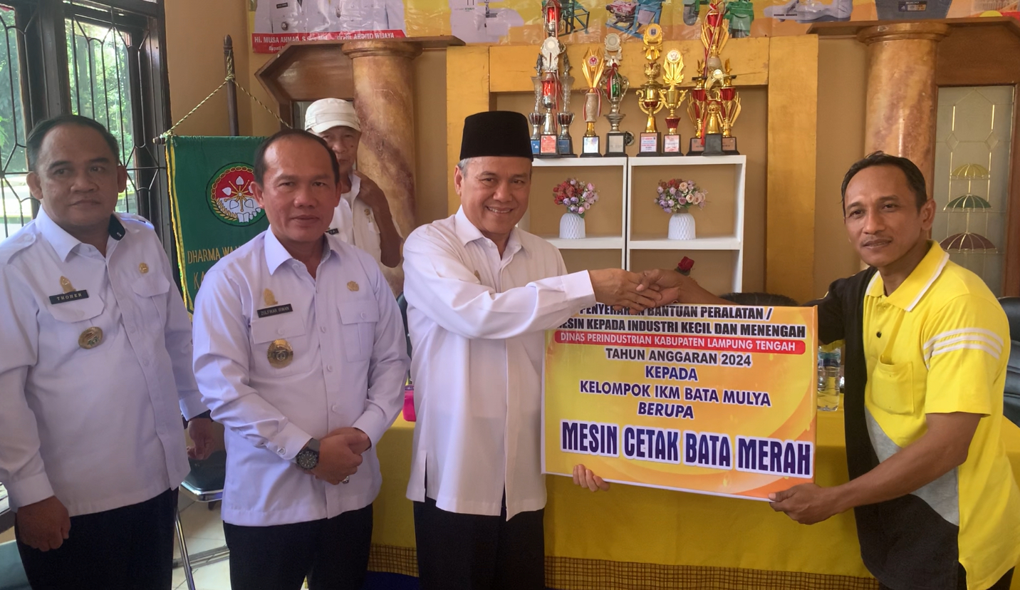 Dinas Perindustrian Lamteng Salurkan Bantuan Alat Kepada Pelaku IKM