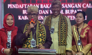 Mendaftar ke KPU, Ardito-Koheri Direstui Ibu dan Istri