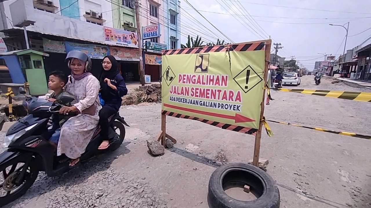 Masyarakat Bandar Jaya Keluhkan Debu Proyek Jalan