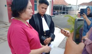 Istri Kakek 72 Tahun Kasus Pencurian Genset Menangis Minta Bantuan Presiden Prabowo Istri Kakek 72 Tahun Kasus Pencurian Genset Menangis Minta Bantuan Presiden Prabowo