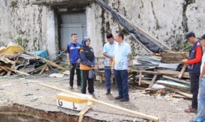 Pemkab Pesibar Tinjau Kerusakan Kuala Stabas Akibat Gelombang Tinggi