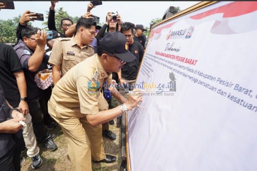 AGUS ISTIQLAL HADIRI DEKLARASI KAMPANYE PILKADA DAMAI DI LAPANGAN LABUHAN JUKUNG