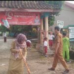 SD.N.Kecamatan Sekampung lakukan kegiatan gotong royong bersih lingkungan guna pencegahan DBD, dan sambut bulan suci Rhomadan
