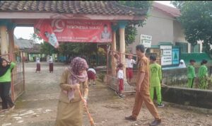 SD.N.Kecamatan Sekampung lakukan kegiatan gotong royong bersih lingkungan guna pencegahan DBD, dan sambut bulan suci Rhomadan SD.N.Kecamatan Sekampung lakukan kegiatan gotong royong bersih lingkungan guna pencegahan DBD, dan sambut bulan suci Rhomadan