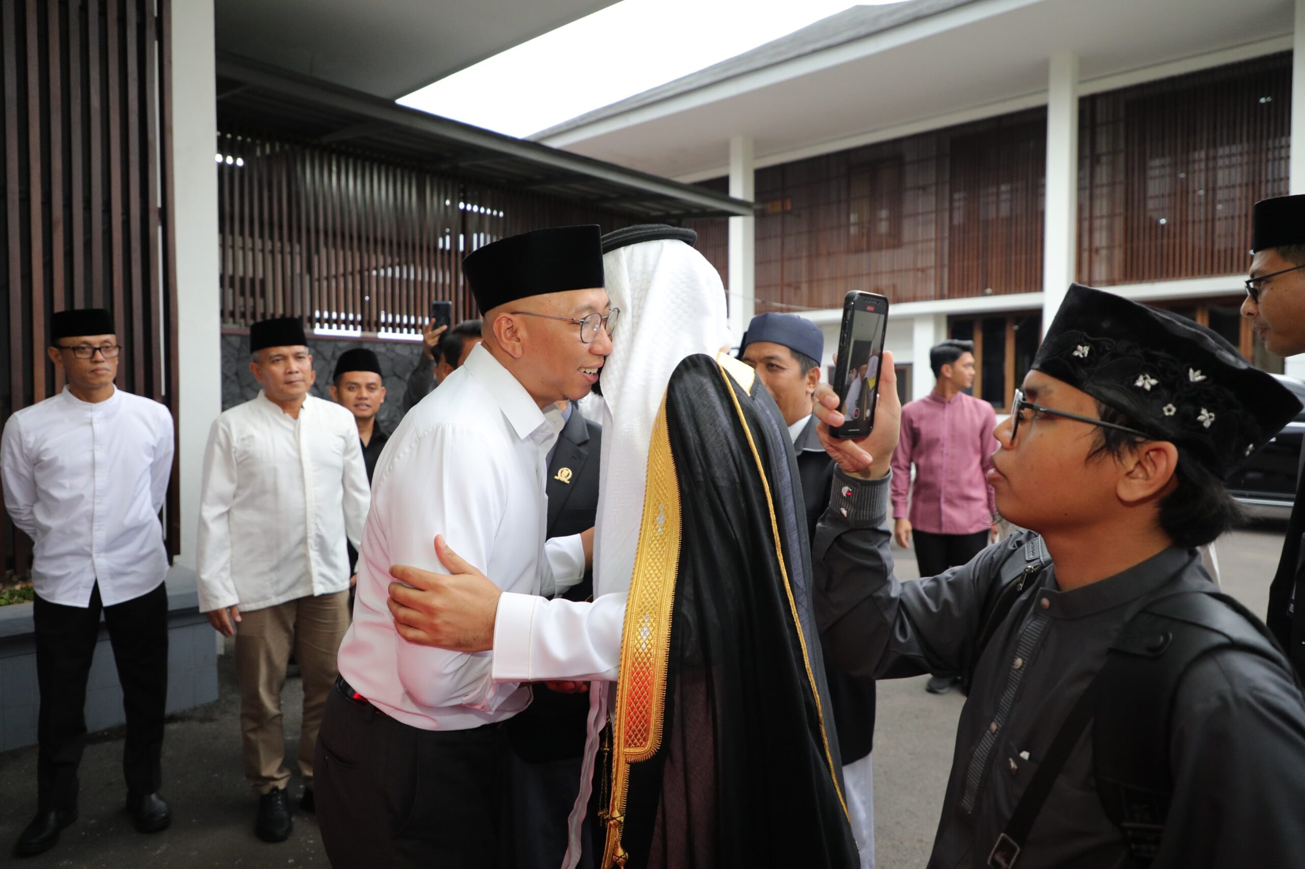 Gubernur Rahmat Mirzani Djausal Gelar Jamuan Buka Puasa Bersama Imam dan Qori dari Saudi Arabia Syeikh Abdurrahman Al Ausy di Mahan Agung