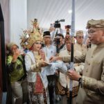 Pemprov Lampung dan MPAL Gelar Acara Adat “Ngantak”, Menghantar Gubernur Rahmat Mirzani Djausal dan Ibu Purnama Wulan Sari Mirza Memasuki Mahan Agung