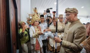 Pemprov Lampung dan MPAL Gelar Acara Adat “Ngantak”, Menghantar Gubernur Rahmat Mirzani Djausal dan Ibu Purnama Wulan Sari Mirza Memasuki Mahan Agung Pemprov Lampung dan MPAL Gelar Acara Adat “Ngantak”, Menghantar Gubernur Rahmat Mirzani Djausal dan Ibu Purnama Wulan Sari Mirza Memasuki Mahan Agung