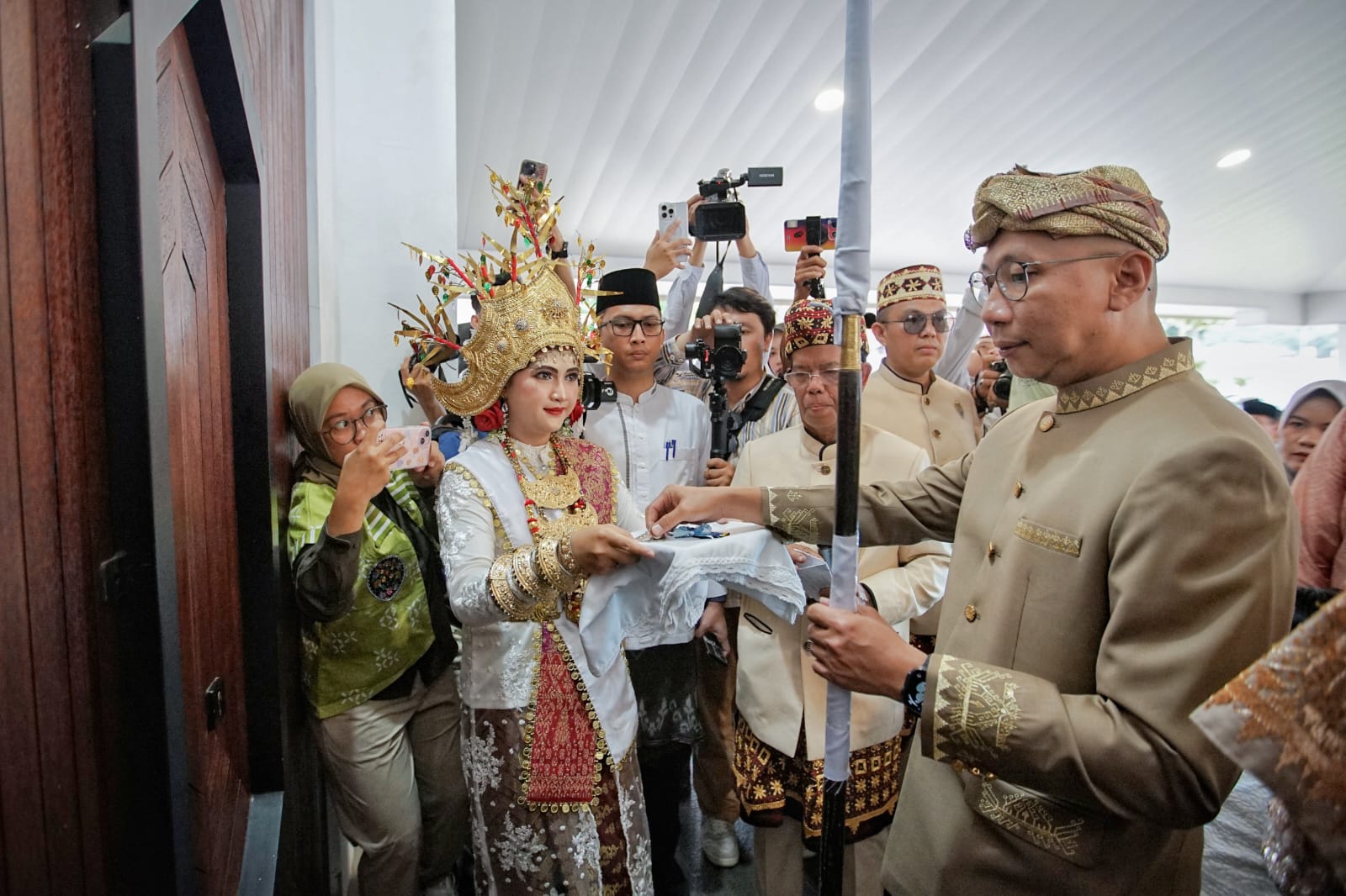 Pemprov Lampung dan MPAL Gelar Acara Adat “Ngantak”, Menghantar Gubernur Rahmat Mirzani Djausal dan Ibu Purnama Wulan Sari Mirza Memasuki Mahan Agung