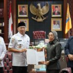 Gubernur Mirza Serahkan Surat Pelaksana Tugas (Plt) Bupati Way Kanan kepada Wakil Bupati Way Kanan Ayu Asalasiyah, Gantikan Bupati Way Kanan Ali Rahman yang Meninggal Dunia 10 Maret 2025