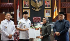Gubernur Mirza Serahkan Surat Pelaksana Tugas (Plt) Bupati Way Kanan kepada Wakil Bupati Way Kanan Ayu Asalasiyah, Gantikan Bupati Way Kanan Ali Rahman yang Meninggal Dunia 10 Maret 2025