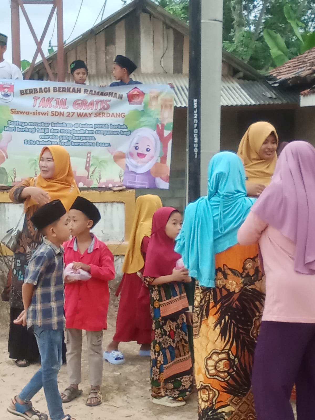 SDN 27 dikecamatan Wayserdang Bagi-Bagi Takjil