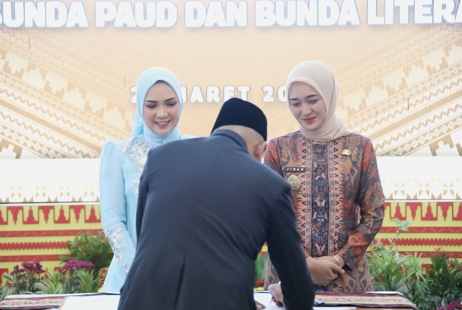 Gubernur Mirza Kukuhkan Purnama Wulan Sari sebagai Bunda PAUD dan Bunda Literasi Provinsi Lampung dan Jihan Nurlela sebagai Duta Baca Provinsi Lampung
