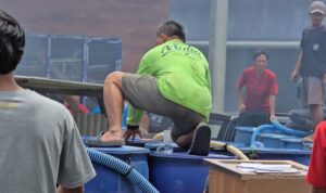 Parosil Apresiasi Penjual Air Deruman Turut Bejibaku Pemadaman Kebakaran di Gunung Sugi Parosil Apresiasi Penjual Air Deruman Turut Bejibaku Pemadaman Kebakaran di Gunung Sugi