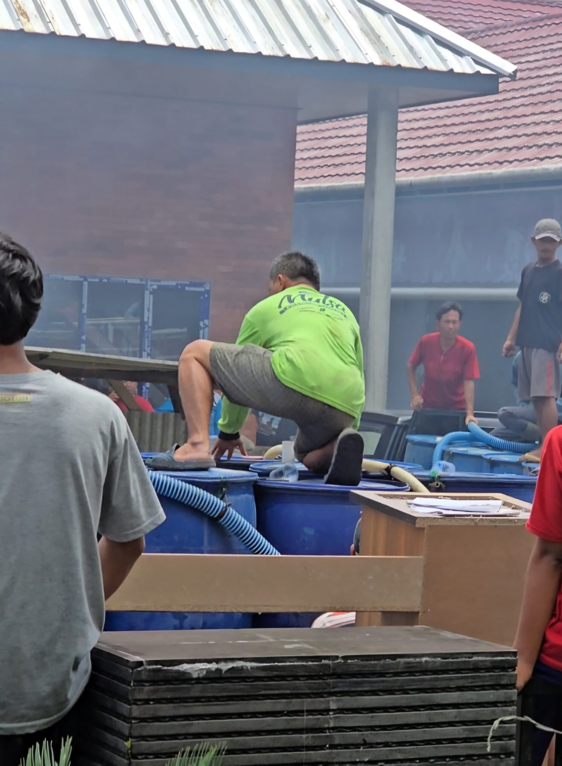 Parosil Apresiasi Penjual Air Deruman Turut Bejibaku Pemadaman Kebakaran di Gunung Sugi