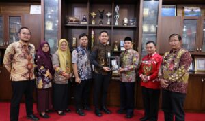 Bupati Lambar Terima Audiensi BPJS Ketenagakerjaan Bahas Peningkatan Kepesertaan Pekerja Bupati Lambar Terima Audiensi BPJS Ketenagakerjaan Bahas Peningkatan Kepesertaan Pekerja