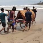 Tragis, Puluhan Warga Desa Way Haru Memandu Warga Sakit Melalui Medan Ektrem