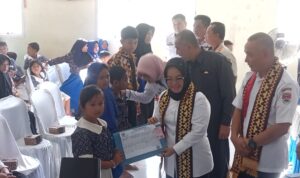 Bupati Mesuji Elfianah Serahkan Dokumen Administrasi Kependudukan Bagi Siswa Sekolah di SMKN 1 Tanjung Raya
