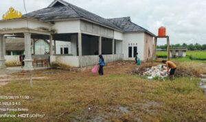 USAI ACARA KEMERDEKAAN, PEMERINTAH DESA TANJUNG MAS MULYA BERSIHKAN BALAI DESA. USAI ACARA KEMERDEKAAN, PEMERINTAH DESA TANJUNG MAS MULYA BERSIHKAN BALAI DESA.