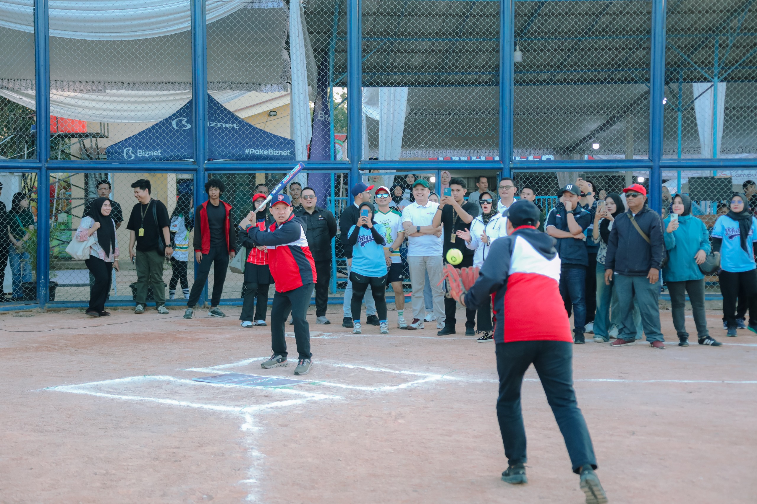 Ibu Purnama Wulan Sari Mirza Buka Turnamen Nasional Softbal Persahabatan Piala Gubernur “Slowpitch Tournament Softball 2025” di Lapangan Emas PKOR Way Halim, Bandarlampung
