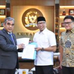 Bawa Suara Aksi Damai, Gubernur Rahmat Mirzani Djausal Temui Ketua MPR RI Ahmad Muzani dan Wamensesneg Juri Ardiantoro untuk Diteruskan kepada Presiden Prabowo Subianto Bawa Suara Aksi Damai, Gubernur Rahmat Mirzani Djausal Temui Ketua MPR RI Ahmad Muzani dan Wamensesneg Juri Ardiantoro untuk Diteruskan kepada Presiden Prabowo Subianto