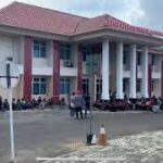 Chaos! Ratusan Warga Seputih Agung Kepung Pengadilan Negeri Gunung Sugih Chaos! Ratusan Warga Seputih Agung Kepung Pengadilan Negeri Gunung Sugih