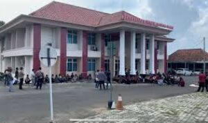 Chaos! Ratusan Warga Seputih Agung Kepung Pengadilan Negeri Gunung Sugih Chaos! Ratusan Warga Seputih Agung Kepung Pengadilan Negeri Gunung Sugih