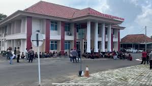 Geruduk Pengadilan Negeri Gunung Sugih, Ratusan Warga Seputih Agung Hampir Emosi Sidang Putusan Vonis Ditunda