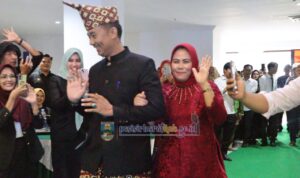 Lestarikan Budaya Lampung, Pemkab Pesisir Barat Gelar Lomba Memakai Sarung Gantung dan Tungkus