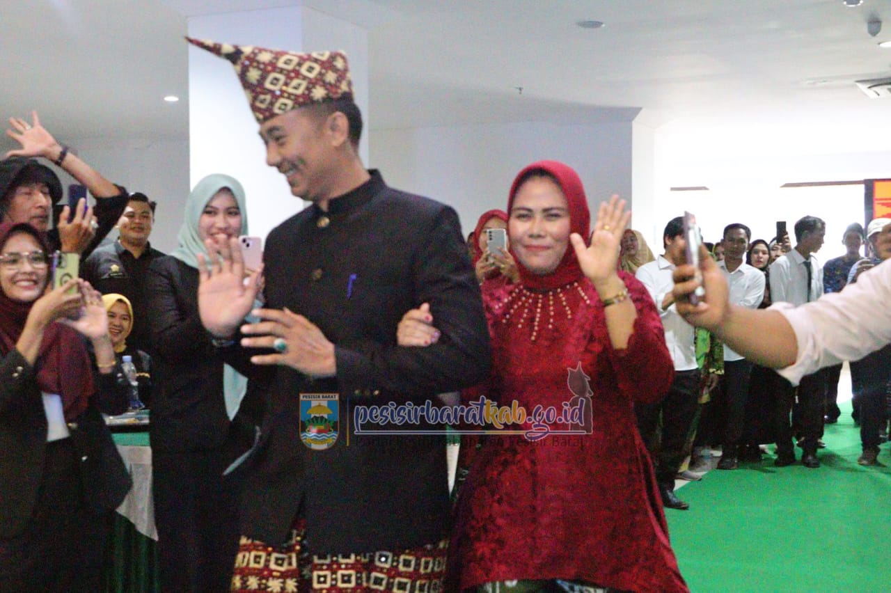 Lestarikan Budaya Lampung, Pemkab Pesisir Barat Gelar Lomba Memakai Sarung Gantung dan Tungkus