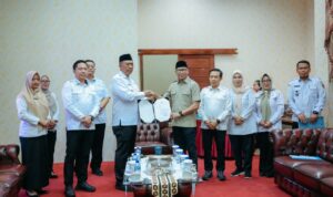 Gubernur Rahmat Mirzani Djausal Serahkan Surat Penugasan sebagai Plt kepada I Komang Koheri sebagai Bupati Lampung Tengah. Gubernur Rahmat Mirzani Djausal Serahkan Surat Penugasan sebagai Plt kepada I Komang Koheri sebagai Bupati Lampung Tengah.