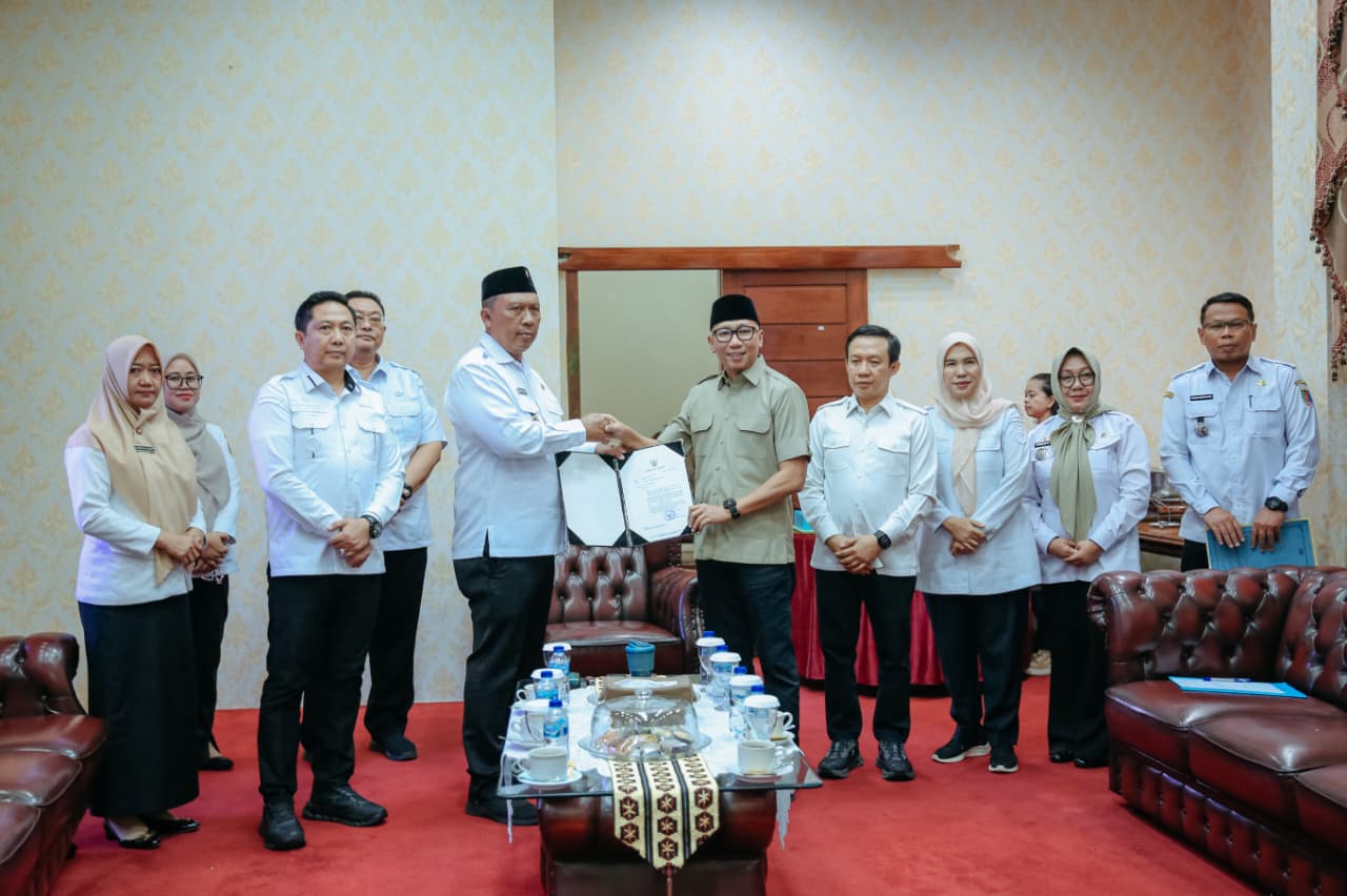Gubernur Rahmat Mirzani Djausal Serahkan Surat Penugasan sebagai Plt kepada I Komang Koheri sebagai Bupati Lampung Tengah.