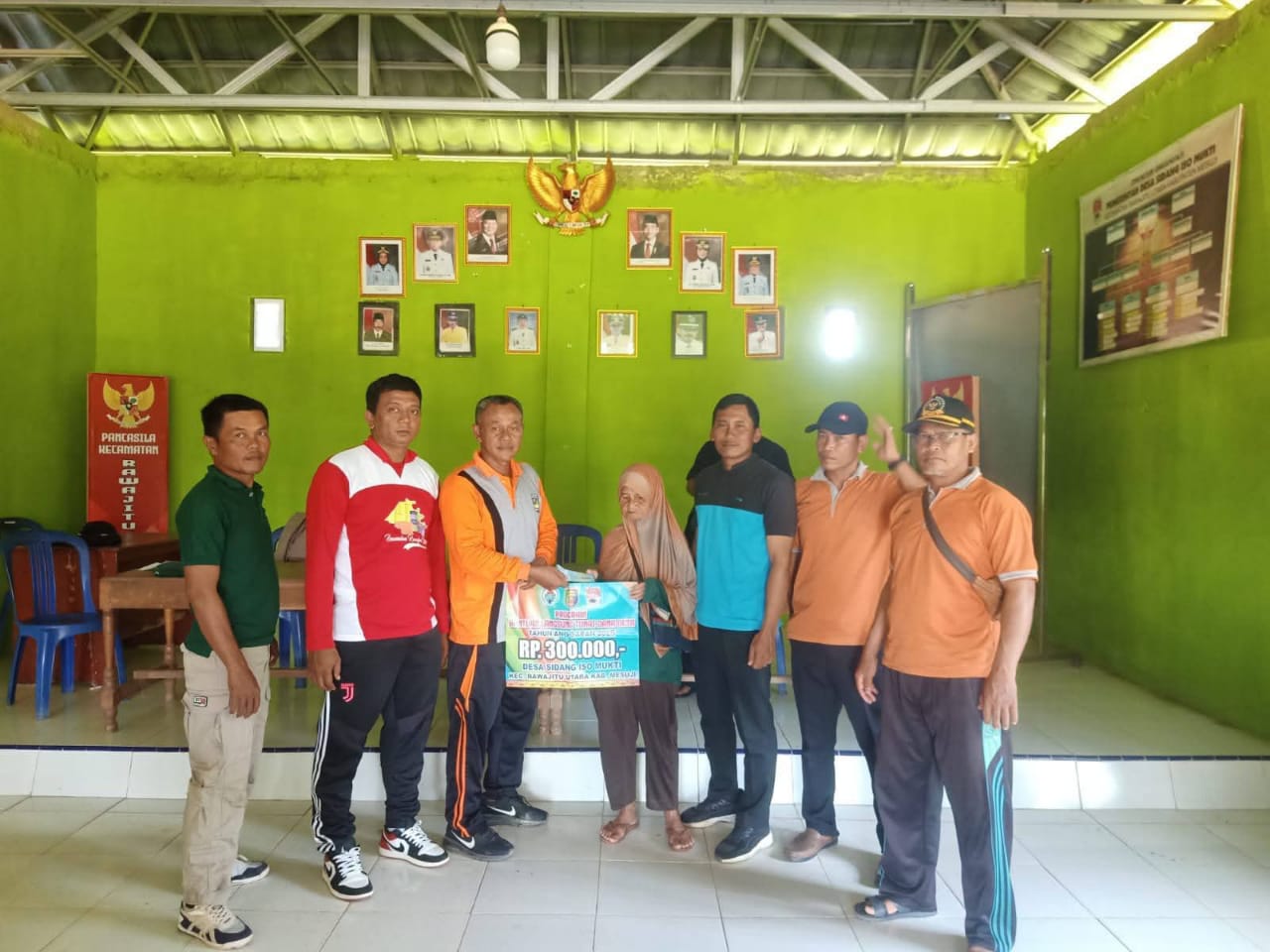 Pemerintah Desa Sidang Iso Mukti kembali menyalurkan bantuan langsung tunai BLT-DD Triwulan III Bulan Juli Agustus dan September Tahun 2025