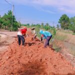 DESA SUNGAI BUAYA KECAMATAN RAWA JITU UTARA ADAKAN PENIMBUNAN JALAN TANAH MERAH DESA SUNGAI BUAYA KECAMATAN RAWA JITU UTARA ADAKAN PENIMBUNAN JALAN TANAH MERAH