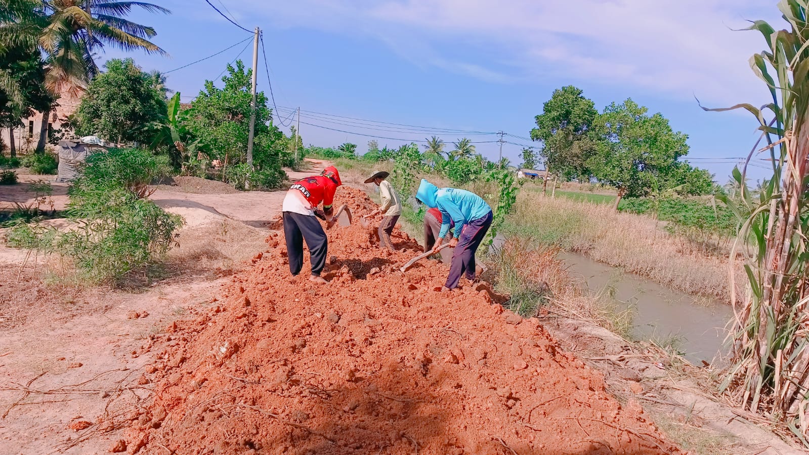 DESA SUNGAI BUAYA KECAMATAN RAWA JITU UTARA ADAKAN PENIMBUNAN JALAN TANAH MERAH